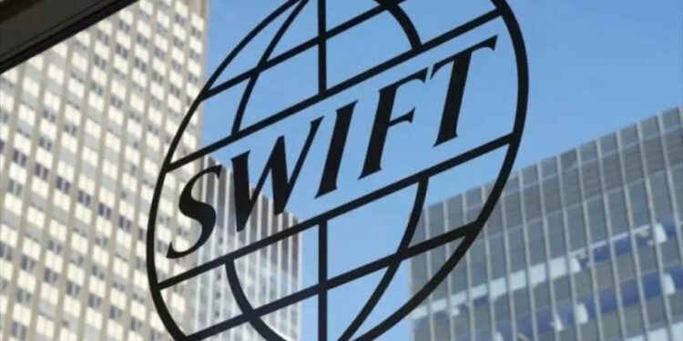 El descenso del dólar por el uso del SWIFT