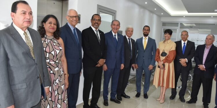 Mescyt envía 20 profesores universitarios a especializarse en Francia.