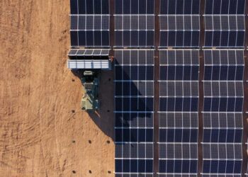 AES forma gran alianza para invertir US$6,000 millones en energía solar 