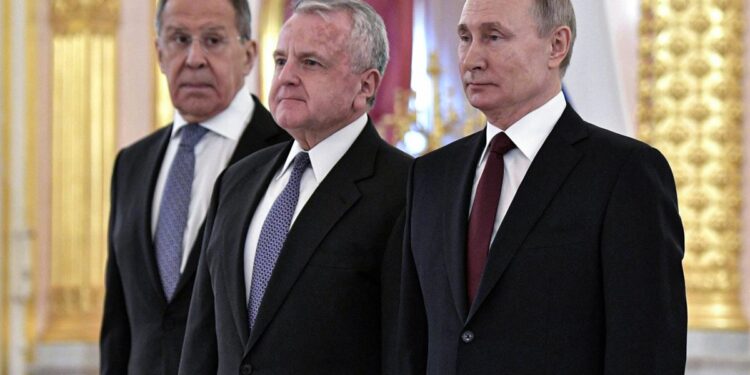 El embajador de EEUU en Rusia admite que sería "imposible cancelar" a Tolstoi o Tchaikovski