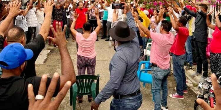 Salvador Holguín encabeza juramentaciones en Loma de Cabrera