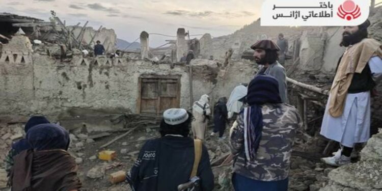 Ascienden a más de mil los muertos por el terremoto en el este de Afganistán