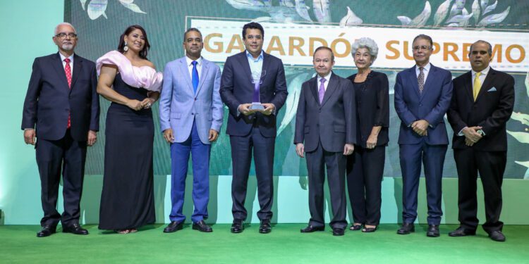 Adompretur se luce con la entrega del galardón Luis Agusto Caminero