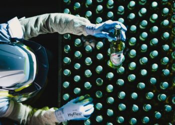 Botellas Cerveza Presidente son fabricadas 100% por manos dominicanas