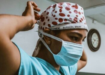 Las mujeres en la salud ganan mucho menos que los hombres