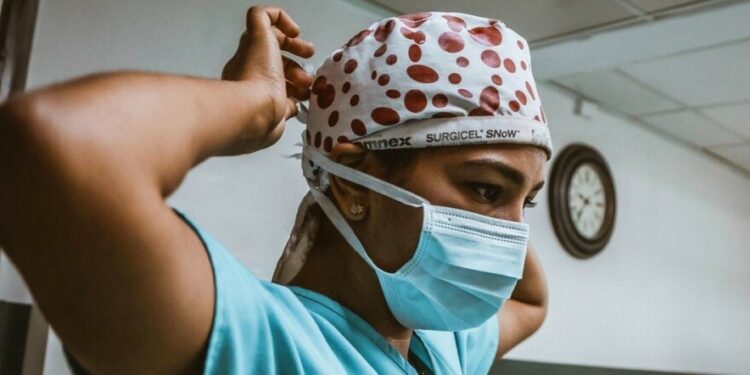 Las mujeres en la salud ganan mucho menos que los hombres