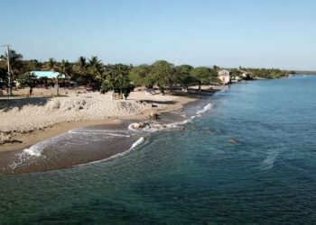 Denuncian en Montecristi empresarios pretenden apoderarse de playa de Manzanillo
