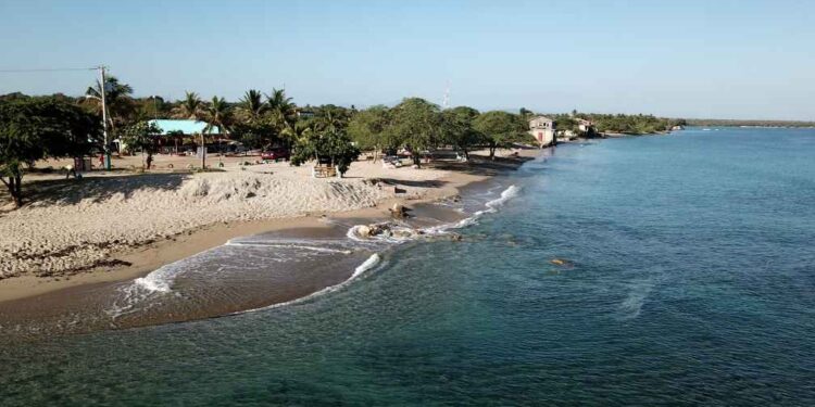 Denuncian en Montecristi empresarios pretenden apoderarse de playa de Manzanillo