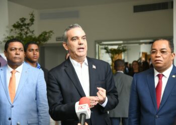 Presidente Luis Abinader frena el alza tarifa eléctrica 