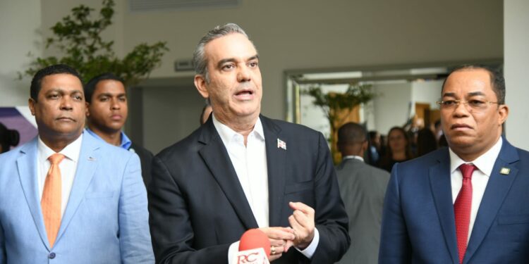 Presidente Luis Abinader frena el alza tarifa eléctrica 