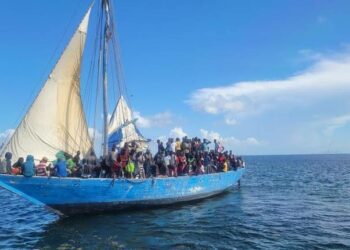 Guardia Costera de EEUU intercepta un velero con más de 100 inmigrantes frente a Florida