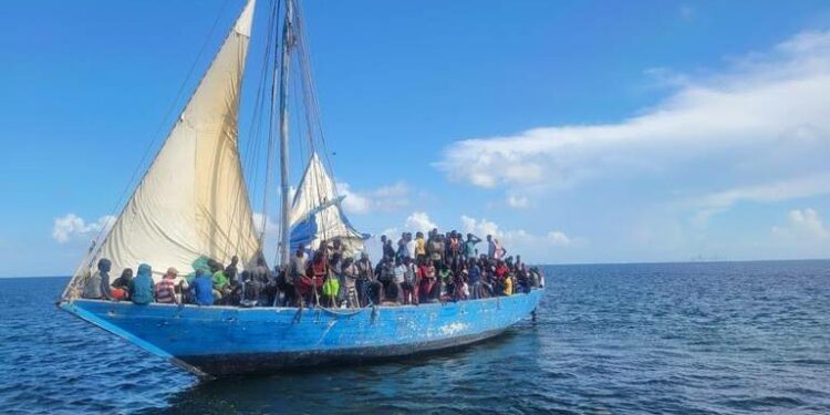 Guardia Costera de EEUU intercepta un velero con más de 100 inmigrantes frente a Florida