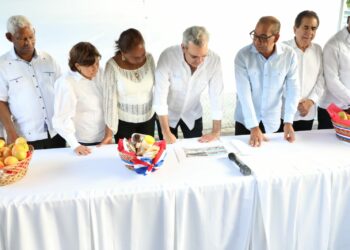 Abinader inaugura planta de aguas residuales en Baní con inversión de 312 millones