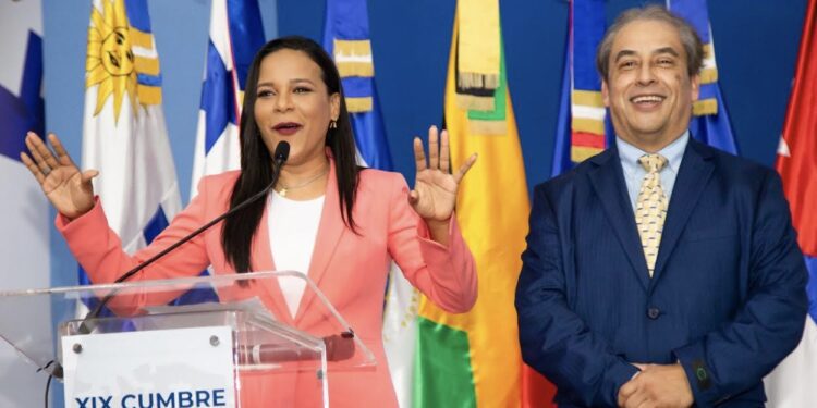 Colombia Alcántara recibe el premio "Líder de opinión pública"