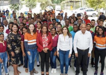 Barrick entrega acreditaciones a tercer grupo de beneficiarios del programa Crédito -Beca