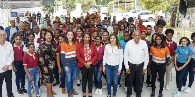 Barrick entrega acreditaciones a tercer grupo de beneficiarios del programa Crédito -Beca