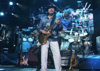 Carlos Santana se desploma durante concierto en Michigan, EEUU