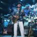 Carlos Santana se desploma durante concierto en Michigan, EEUU