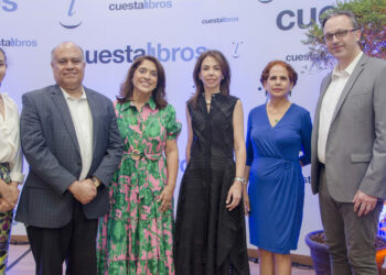 Cuesta Libros inaugura foro Aída Cartagena Portalatín en Santiago