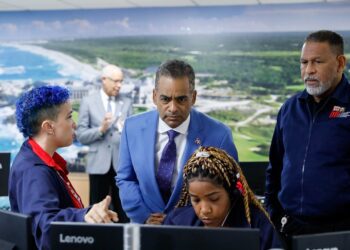 Ministro de la Presidencia, Joel Santos, visita instalaciones del 9-1-1