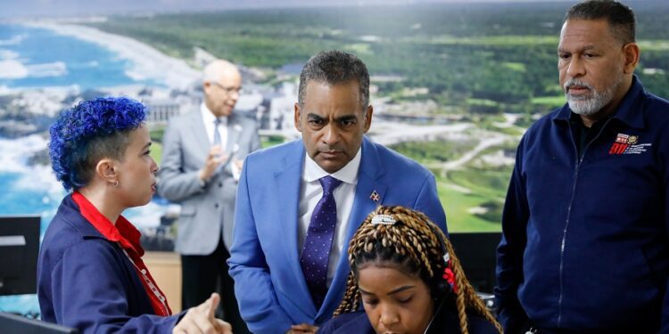 Ministro de la Presidencia, Joel Santos, visita instalaciones del 9-1-1