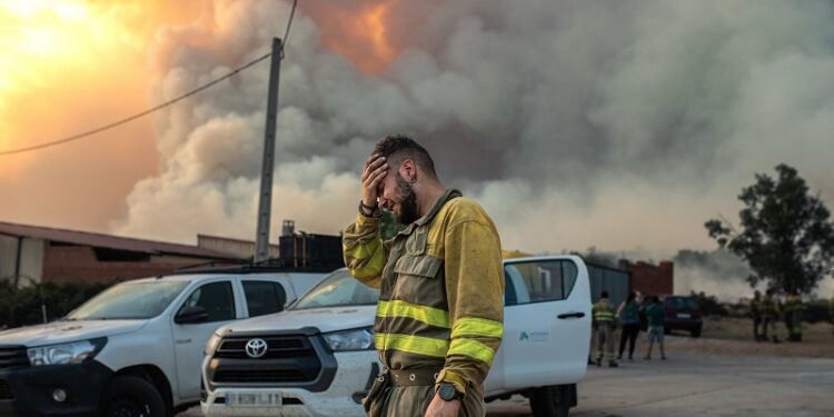 España: fuego arrasa 30.000 hectáreas y se cobra la vida de dos personas