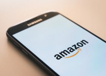 Amazon demanda a los administradores de 10.000 grupos de Facebook por promover reseñas falsas