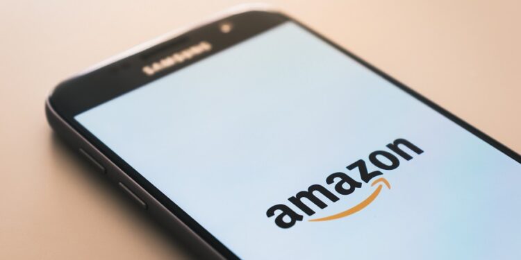 Amazon demanda a los administradores de 10.000 grupos de Facebook por promover reseñas falsas