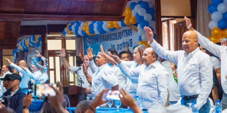 PRM juramenta a varios exalcaldes y más de 400 dirigentes en San Cristóbal