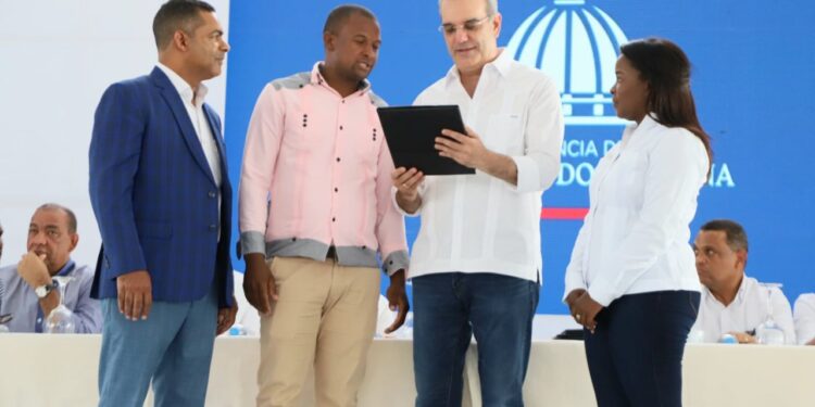 Gobierno entrega cerca de 400 títulos propiedad en Elias Piña