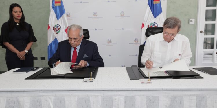 MIREX y CONAPE firman acuerdo para reunificación familiar de adultos mayores retornados al país