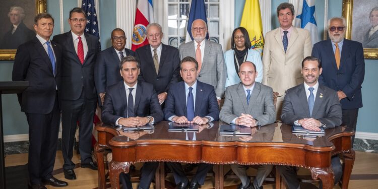 RD firma alianza persigue atraer inversiones y fortalecer cadena de suministro