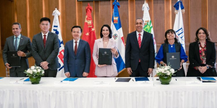 Primera dama, Conani, Indotel, ITLA y Huawei firman importantes acuerdos