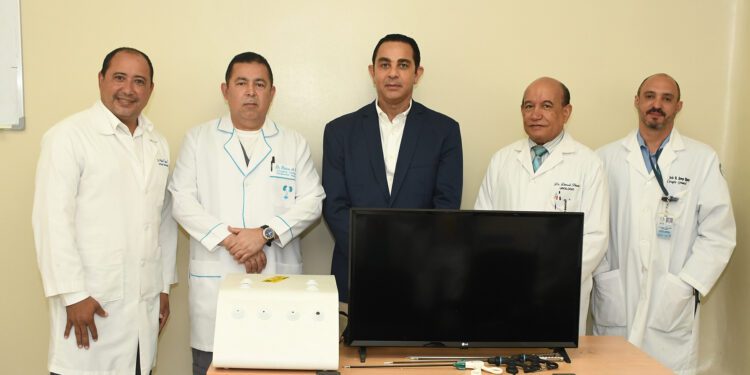 Fundación Dominicana de Urología dona equipo al Hospital Moscoso Puello