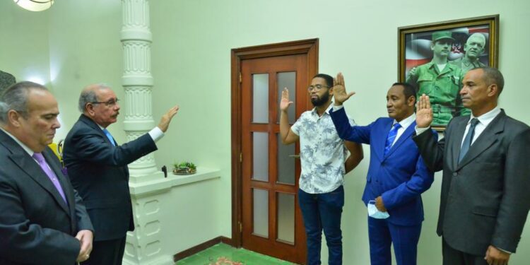 Danilo juramenta en el PLD dos de la FP y uno del PRM de Monte Plata