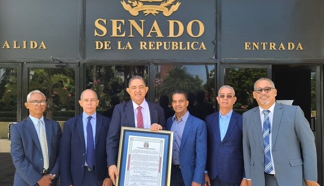 Senadores PLD, FP y PRM acuerdan reconocer periodista dominicano en NY