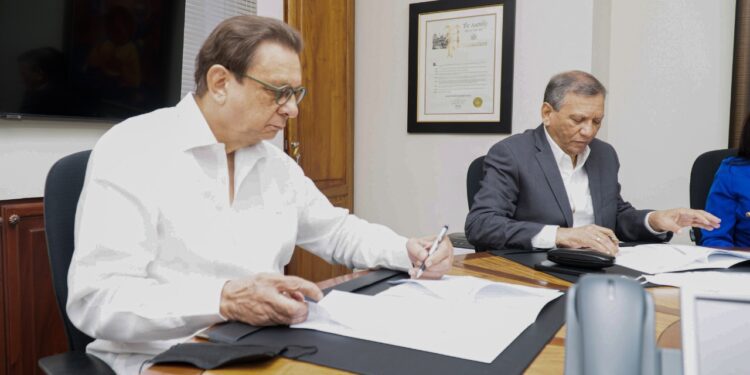 Rector UNPHU pide fortalecer política de proyectos de cooperación entre gobierno y universidades