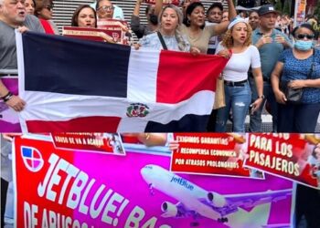 Piquetean a Jet Blue en NYC; empresa sigue incumpliendo con los dominicanos