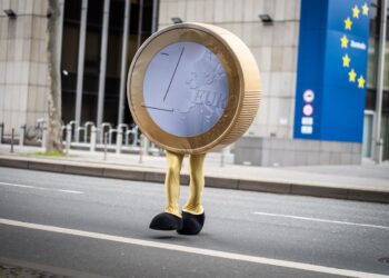 Por esto el euro llega a perder la paridad con el dólar 