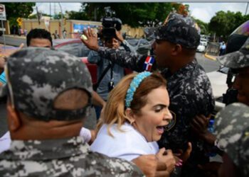 Médicos y agentes policiales forcejean frente al Palacio Nacional