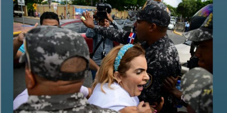 Médicos y agentes policiales forcejean frente al Palacio Nacional