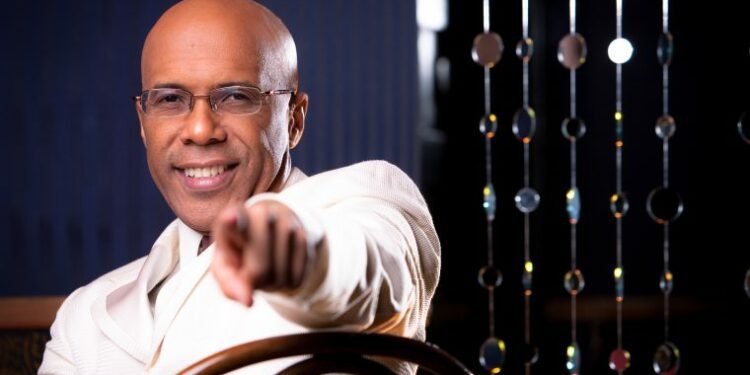 Ramón Orlando le canta a papá en las tablas del Restaurante Neptunos