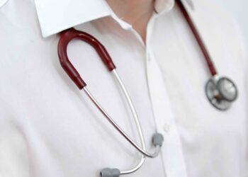 Inmigrantes lleguen a NYC pueden tener médico gratis de inmediato 