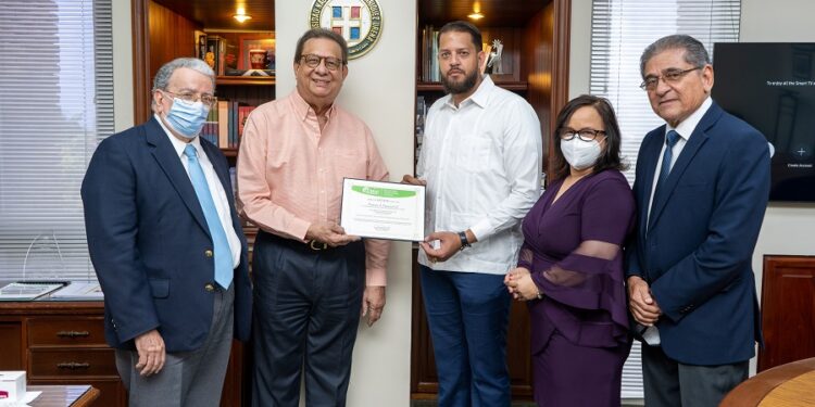 UNPHU recibe reacreditación por cinco años de la carrera de Ingeniería