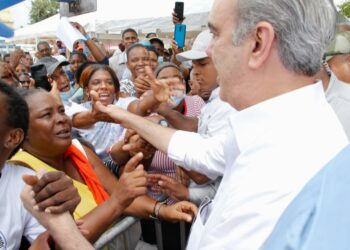 Abinader reta a quienes dudan de sus obras que le caigan atrás 