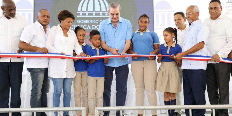 Presidente Abinader inaugura escuela Melania Manzueta en Monte Plata