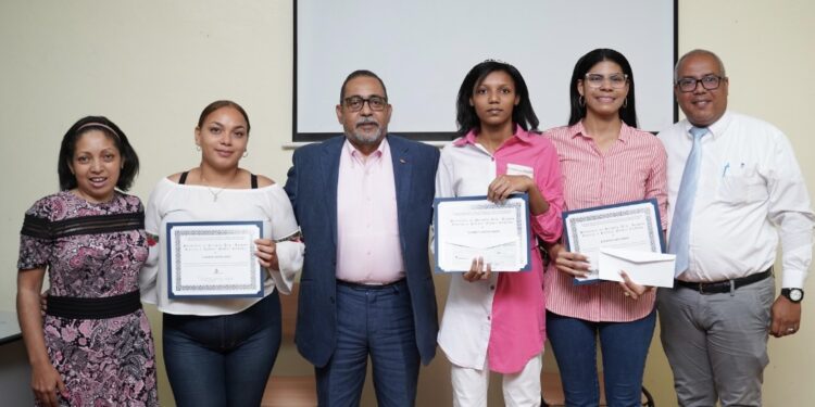 Premian la excelencia académica de tres estudiantes del Liceo Juan Pablo Duarte