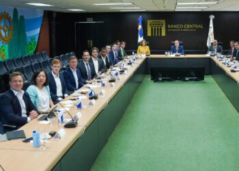 Valdez Albizu se reúne con inversionistas internacionales i