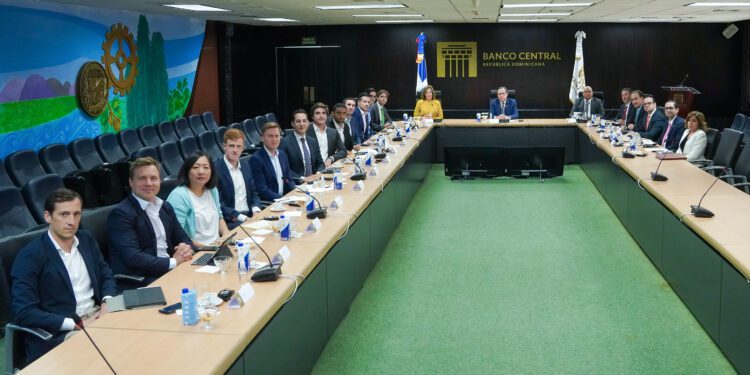 Valdez Albizu se reúne con inversionistas internacionales i