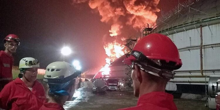 Recuperado el primer cadáver en el incendio del puerto de superpetroleros de Matanzas
